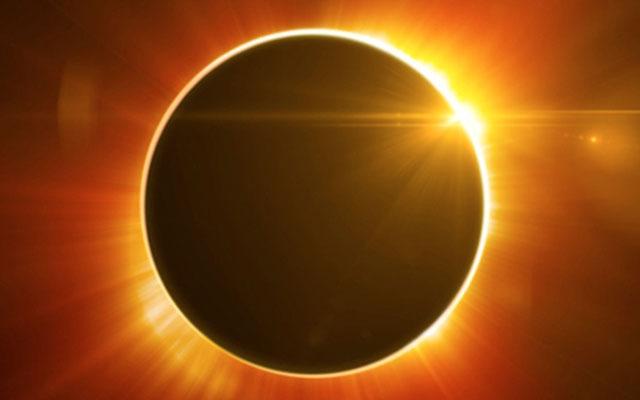 Imagem de eclipse solar anular, conhecido como anel de fogo, em que a lua encobre o sol