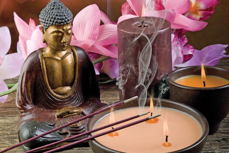 Elementos místicos: buda, incenso, flor e velas para afastar energias negativas