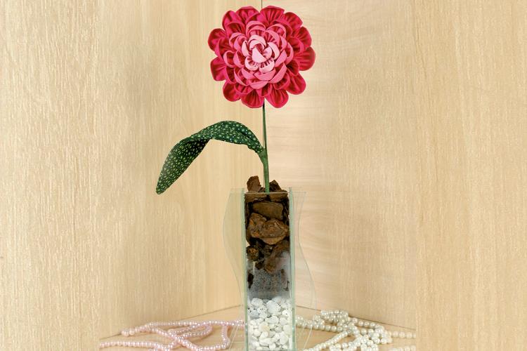 arranjo de mesa de tecido de flor dália de fuxico em um vaso com pedras marrons e brancas