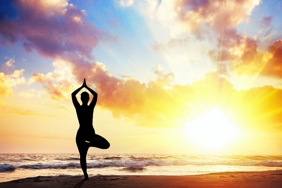 Como a prática da ioga desenvolve a mente e o corpo