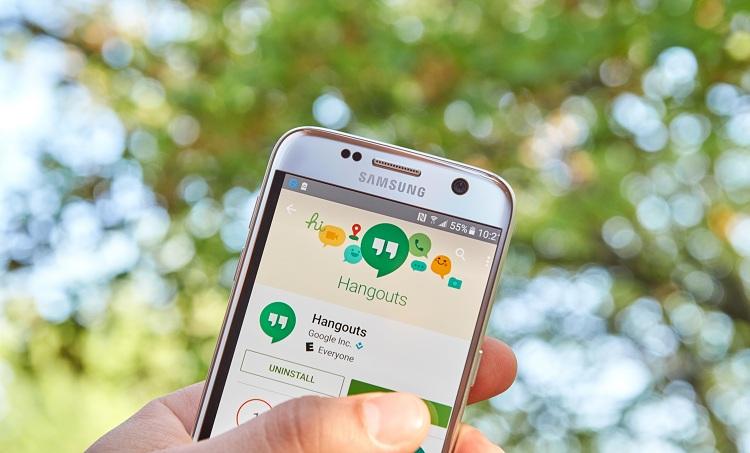 mao segurando celular smartphone android aplicativo google hangouts
