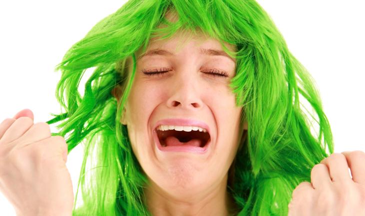 mulher com o cabelo verde, bem repicado, com franja e com expressão de choro e desespero