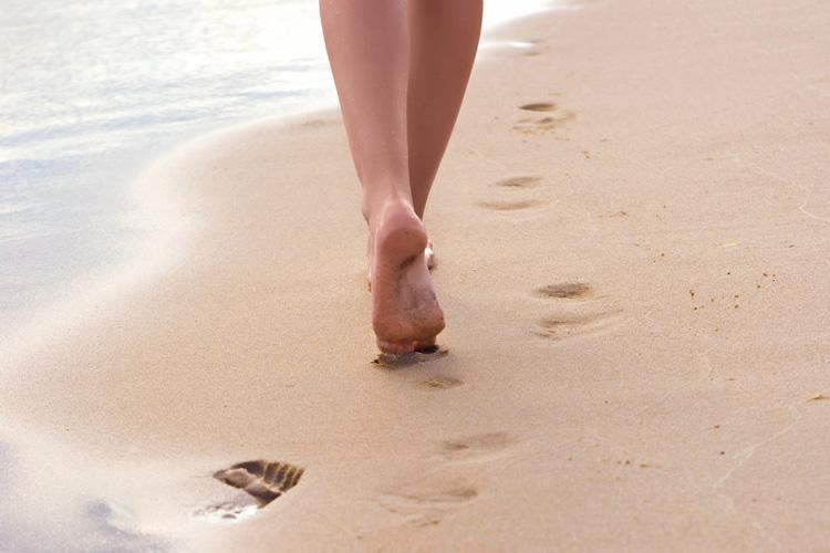 mulher fazendo caminhada na praia