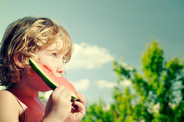 criança comendo melancia 