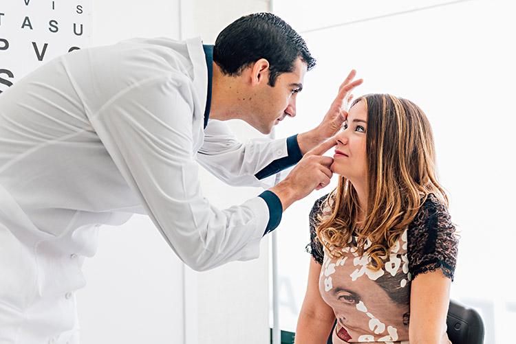 mulher sendo examinada por oftalmologista