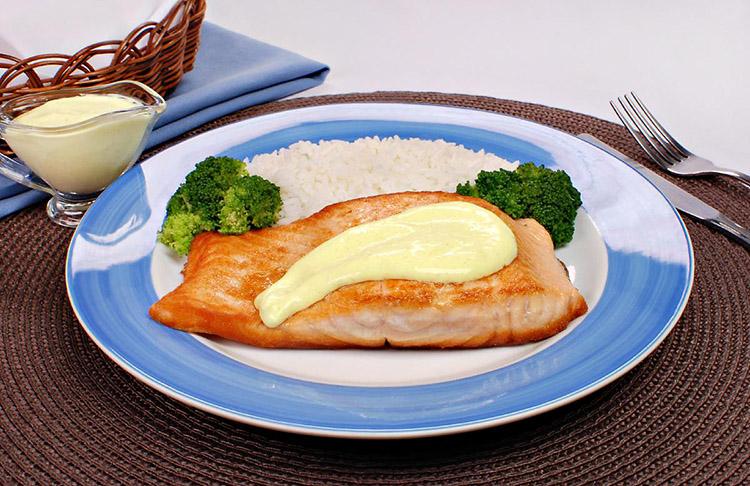 receita de salmão grelhado com molho de mostarda, acompanhado de arroz brócolis e brócolis cozido, em um prato azul