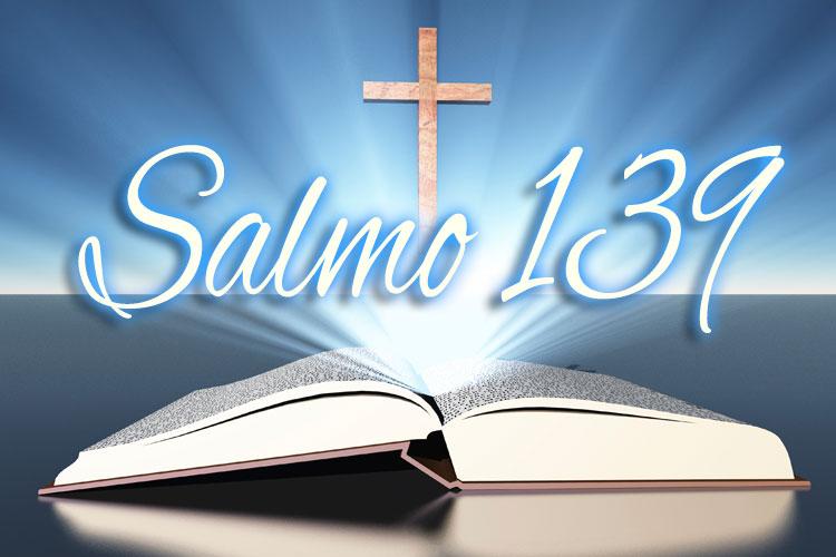 Bíblia Sagrada sobre um plano. Cruz ao fundo. Escrito Salmo 139