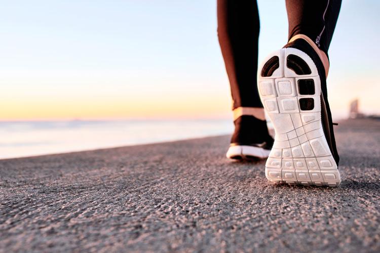 Perca peso com caminhada e exercícios físicos. 
