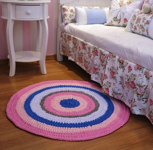 tapete de crochê de fio de malha, tapete com fio de malha colorido nas cores rosa, branca azul no chão do quarto infantil