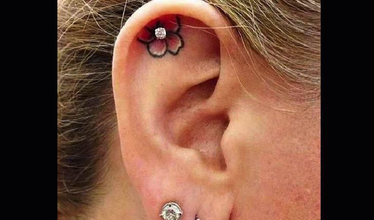 Tatuagens delicadas na orelha: flor na fossa triangular