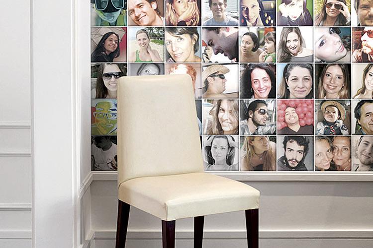 Crie um painel de fotos na sua sala de estar colando as imagens direto na parede.