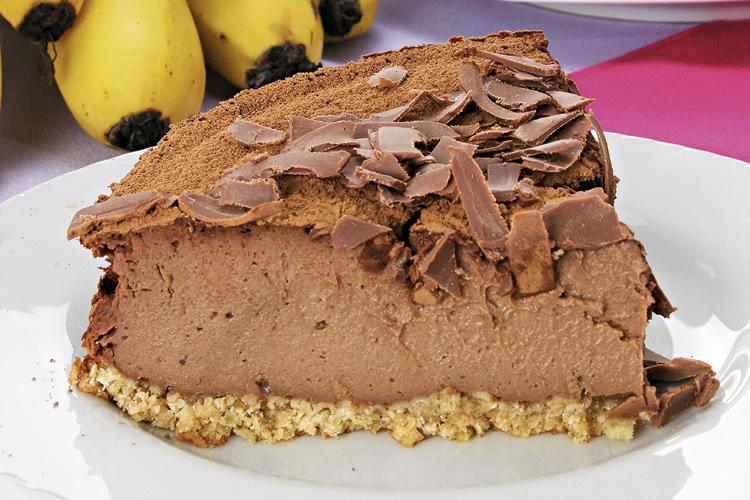 pedaço de torta de banana com chocolate no prato