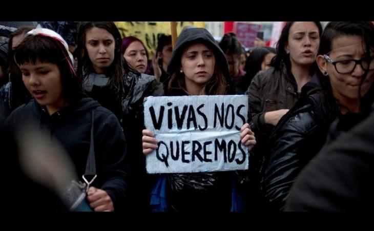 Mulheres argentinas com cartazes nas mãos escrito: 