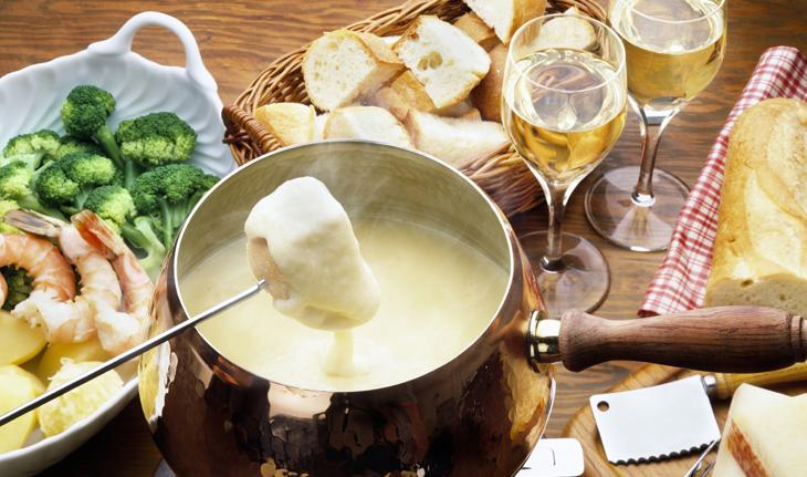 fondue de queijo com pão e vinho