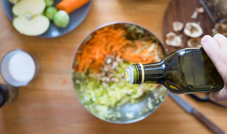 Temprar as saladas com azeite é uma forma de garantir seus benefícios.