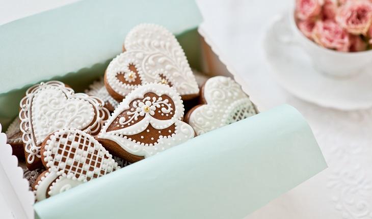 Biscoitos decorados, corações, caixa aberta