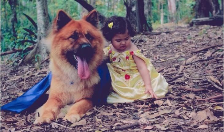 Ensaio de uma menina com um cão inspirado em A Bela e a Fera