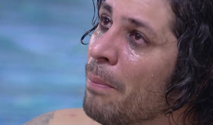Ilmar chorando dentro da piscina no BBB17