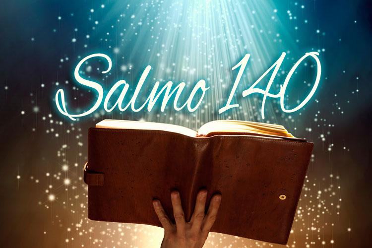Bíblia sendo segurada aberta escrito salmo 140 com fundo "estrelado" e luz divina