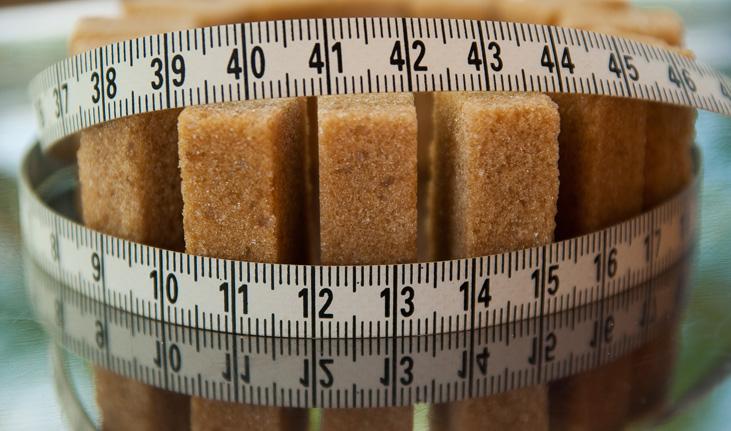 imagem de torrões de açúcar rodeados por uma fita métrica
