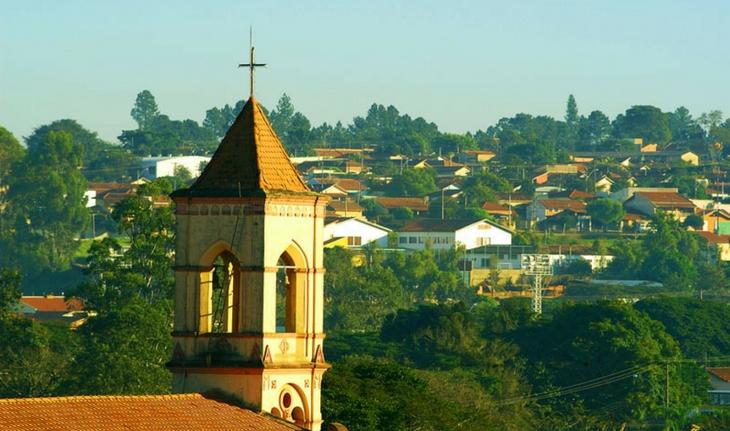Foto do município de Águas de São Pedro com o topo da Igreja visto de cima