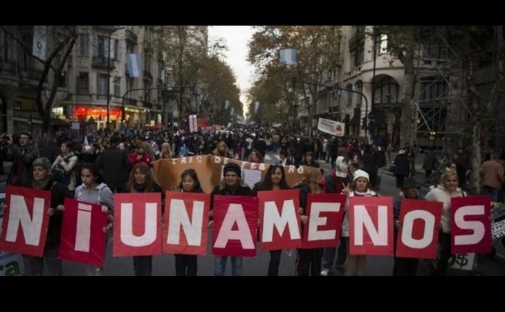 Centenas de mulheres argentinas marcham com cartazes que escrevem 