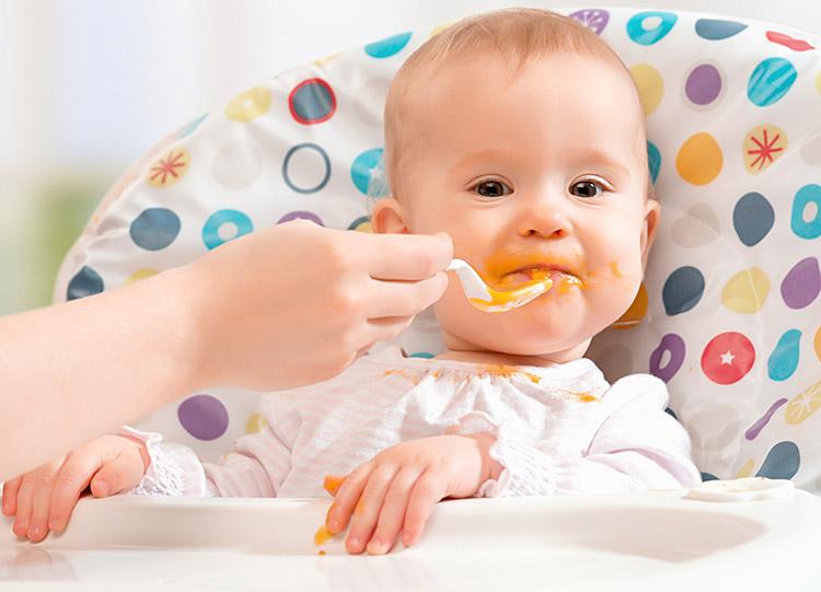 Os cuidados com o bebê priorizam uma alimentação saudável.