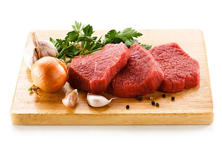 As carnes precisam ter coloração viva e cheiro normal.