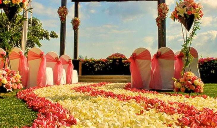foto de cerimônia de casamento com caminho tracejado por flores amarelas no chão
