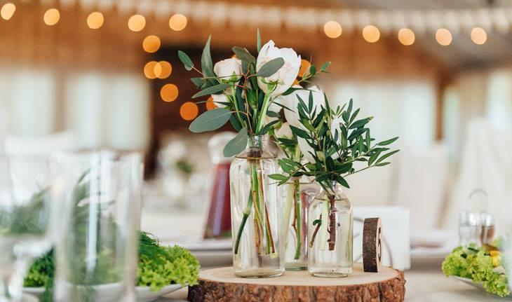 imagens de decoração de casamento: flores em garrafas de vidro