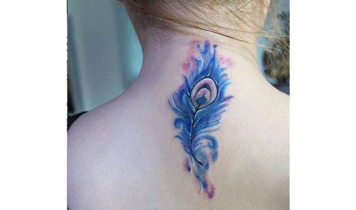 tatuagens femininas nas costas coloridas