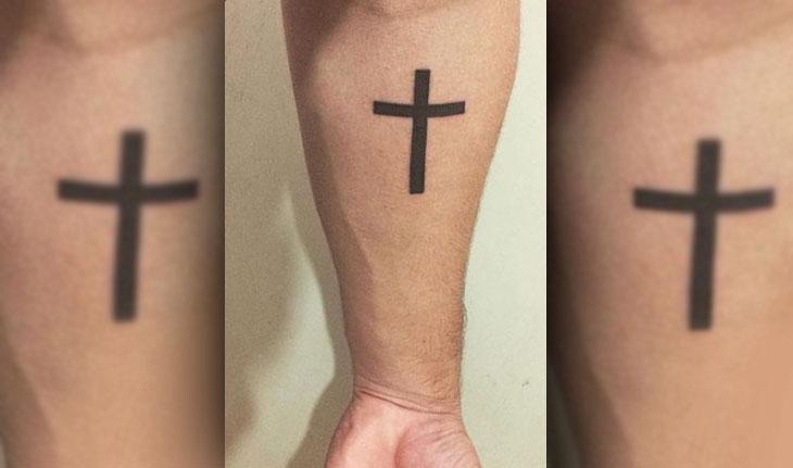 tatuagem mística com a imagem de uma cruz