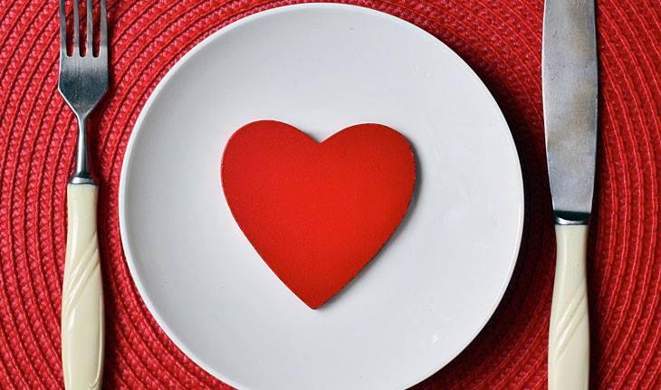 Coração vermelho dentro de um prato branco posto a mesa.