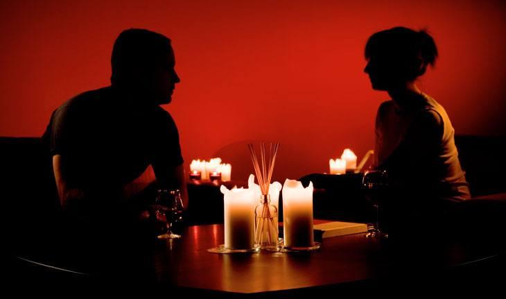 Casal jantando a luz de velas