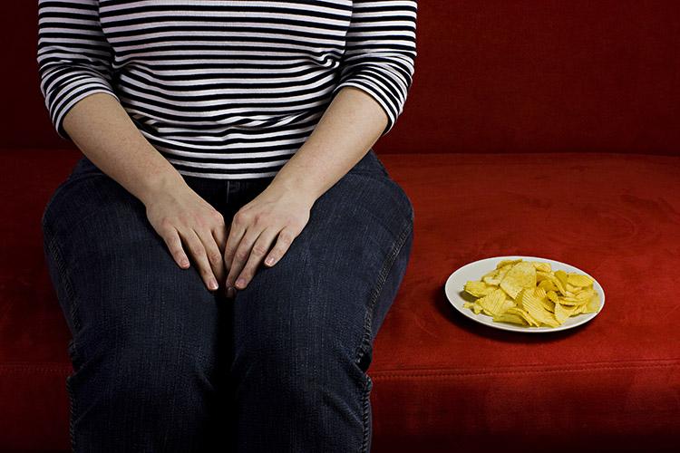Mulher, acima do peso, sentada, pensando, batatas, chips