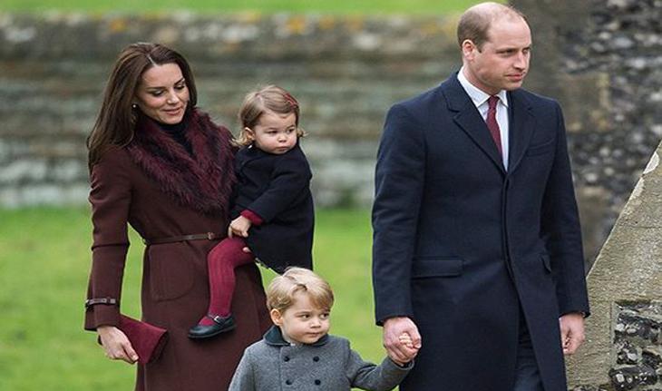 Kate segura Charlotte no colo e William está de mãos dadas com George, a família caminha em direção à igreja