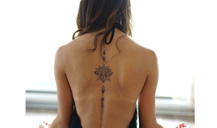 tatuagens femininas nas costas seguindo a coluna