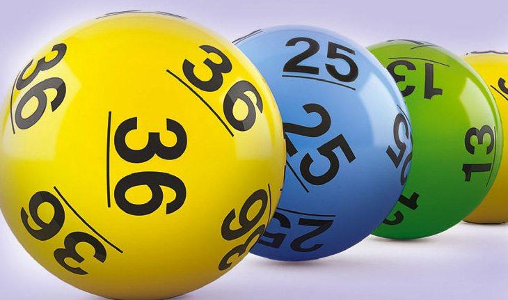 Três bolas, uma amarela, uma azul, uma verde e outra amarela, com números