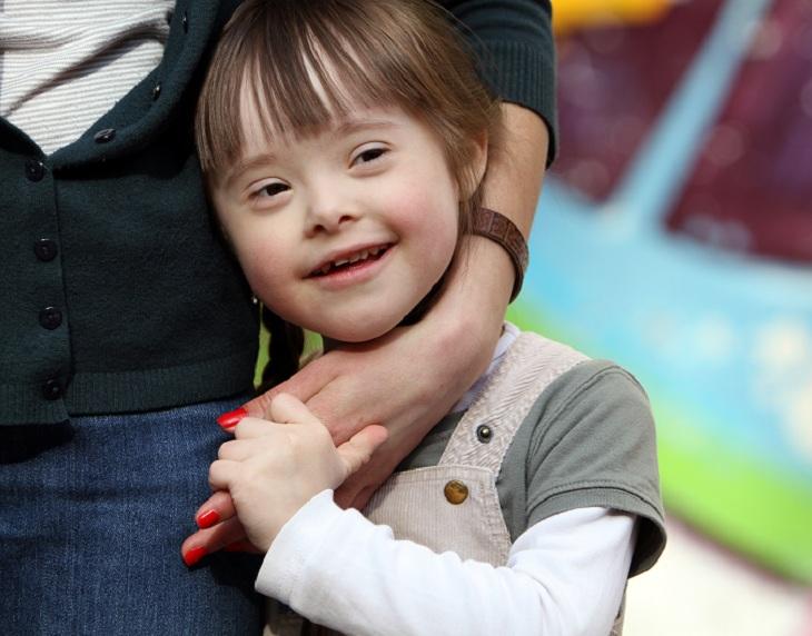 menina portadora de Síndrome de Down sorrindo, dia internacional da Síndrome de Down