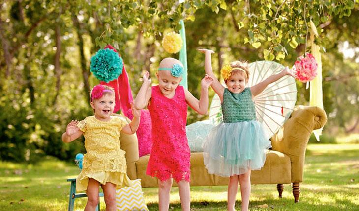 Três meninas com câncer infantil pulando