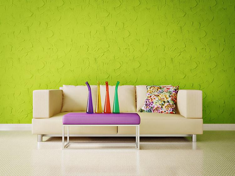 Sala, parede verde, sofá branco, mesa de centro, jarras coloridas