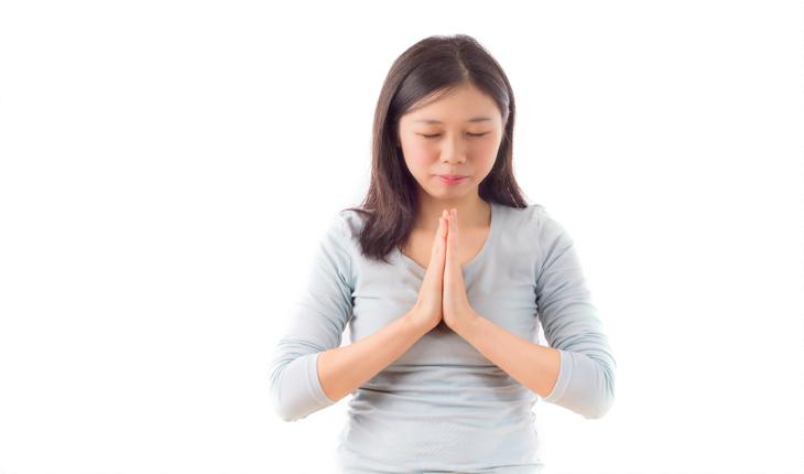 mulher jovem asiática rezando