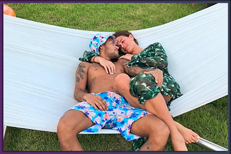 Neymar e Bruna Marquezine deitados na rede em uma das idas e vindas do namoro ioiô.
