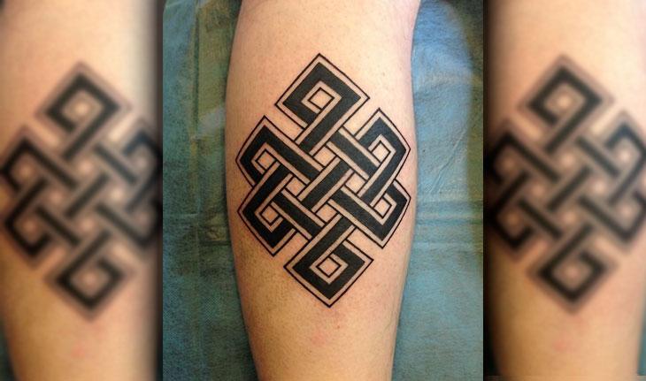 tatuagem mística com a imagem de um nó infinito.