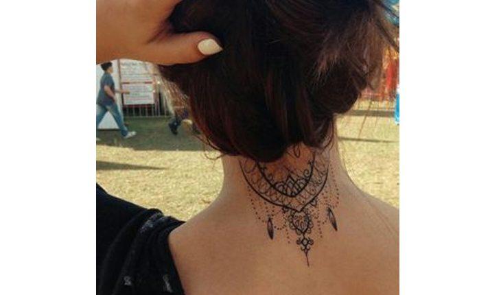 Tatuagens femininas para as costas - nuca