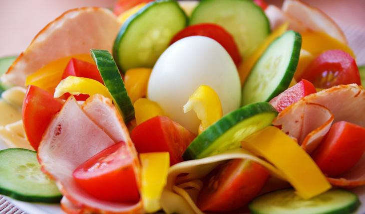 salada de frios, frutos e ovo