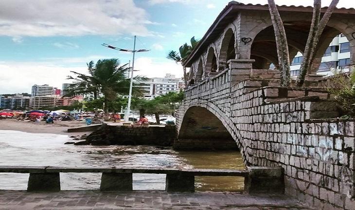 ponte feita de pedra em cima do rio