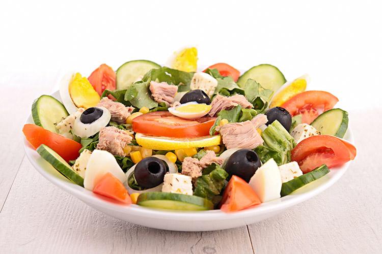 Salada de vegetais que auxiliam na dieta, atum e ovos