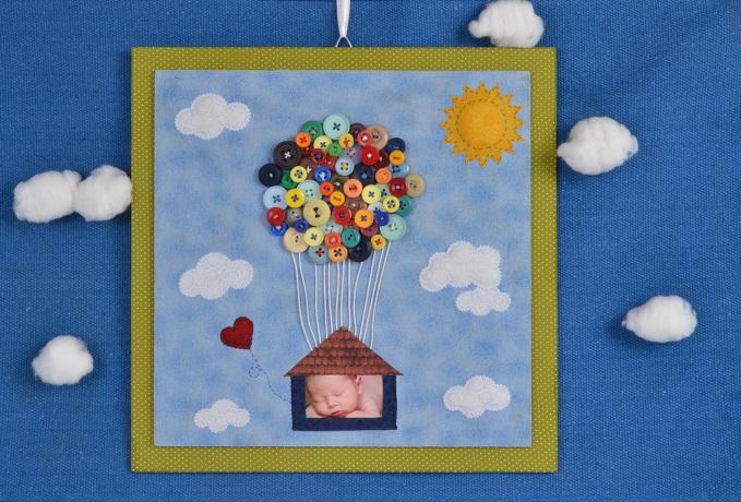 quadrinho para quarto infantil, fundo azul e algodões simbolizando as nuvens