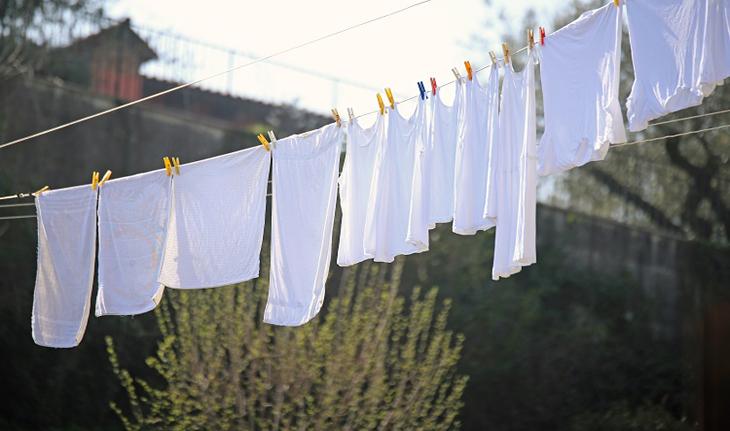 roupas e toalhas penduradas no varal